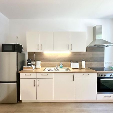 Modernes Apartment Mit Queensize-Bett, Netflix, Kueche, Erdgeschoss, Naehe Ameos Klinik Aschersleben Exterior photo