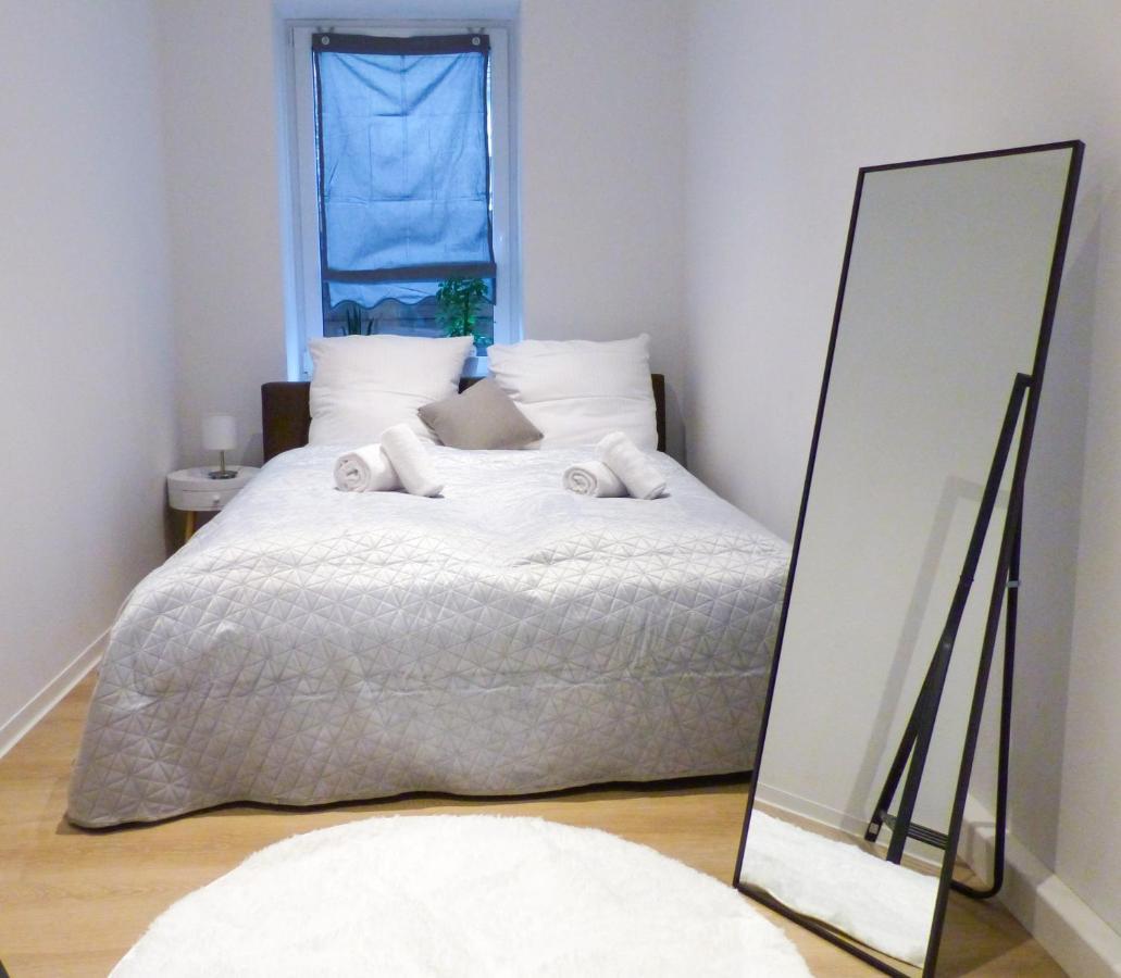 Modernes Apartment Mit Queensize-Bett, Netflix, Kueche, Erdgeschoss, Naehe Ameos Klinik Aschersleben Exterior photo