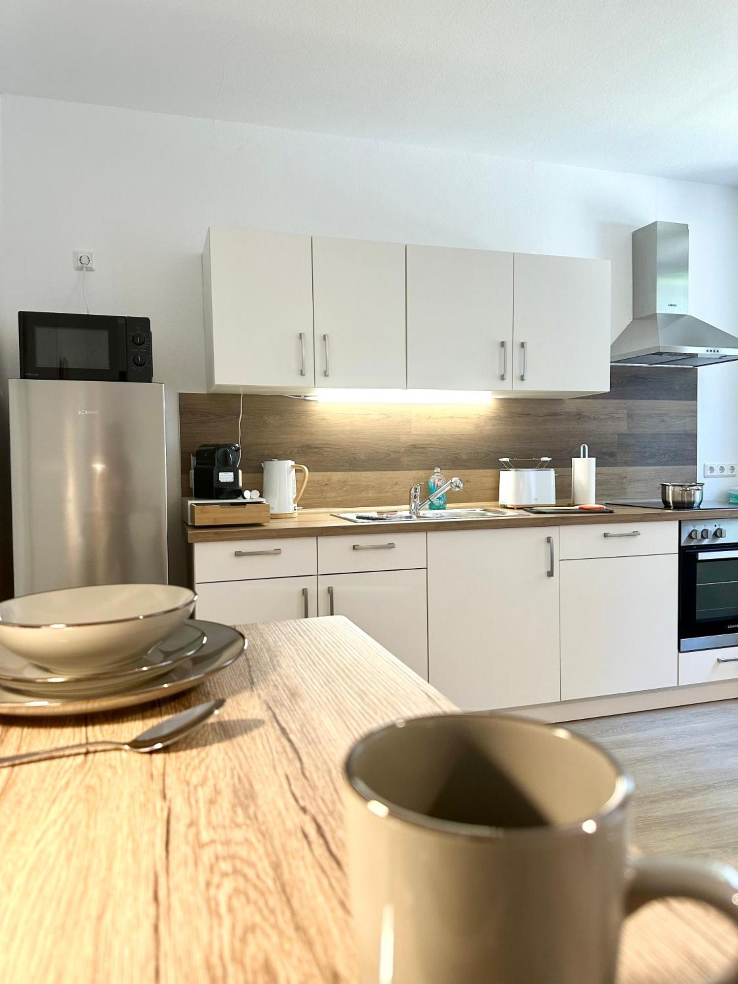 Modernes Apartment Mit Queensize-Bett, Netflix, Kueche, Erdgeschoss, Naehe Ameos Klinik Aschersleben Exterior photo
