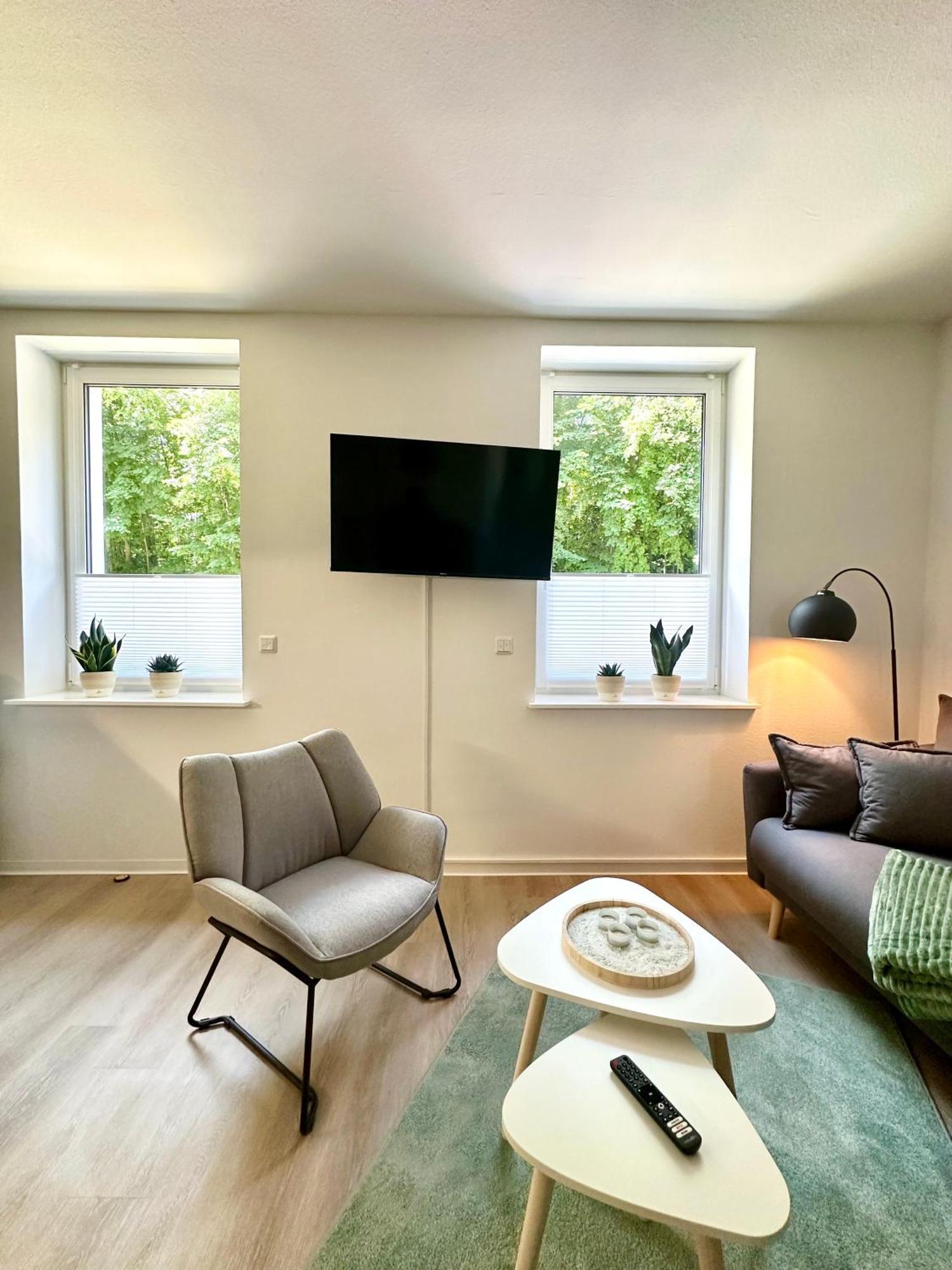 Modernes Apartment Mit Queensize-Bett, Netflix, Kueche, Erdgeschoss, Naehe Ameos Klinik Aschersleben Exterior photo