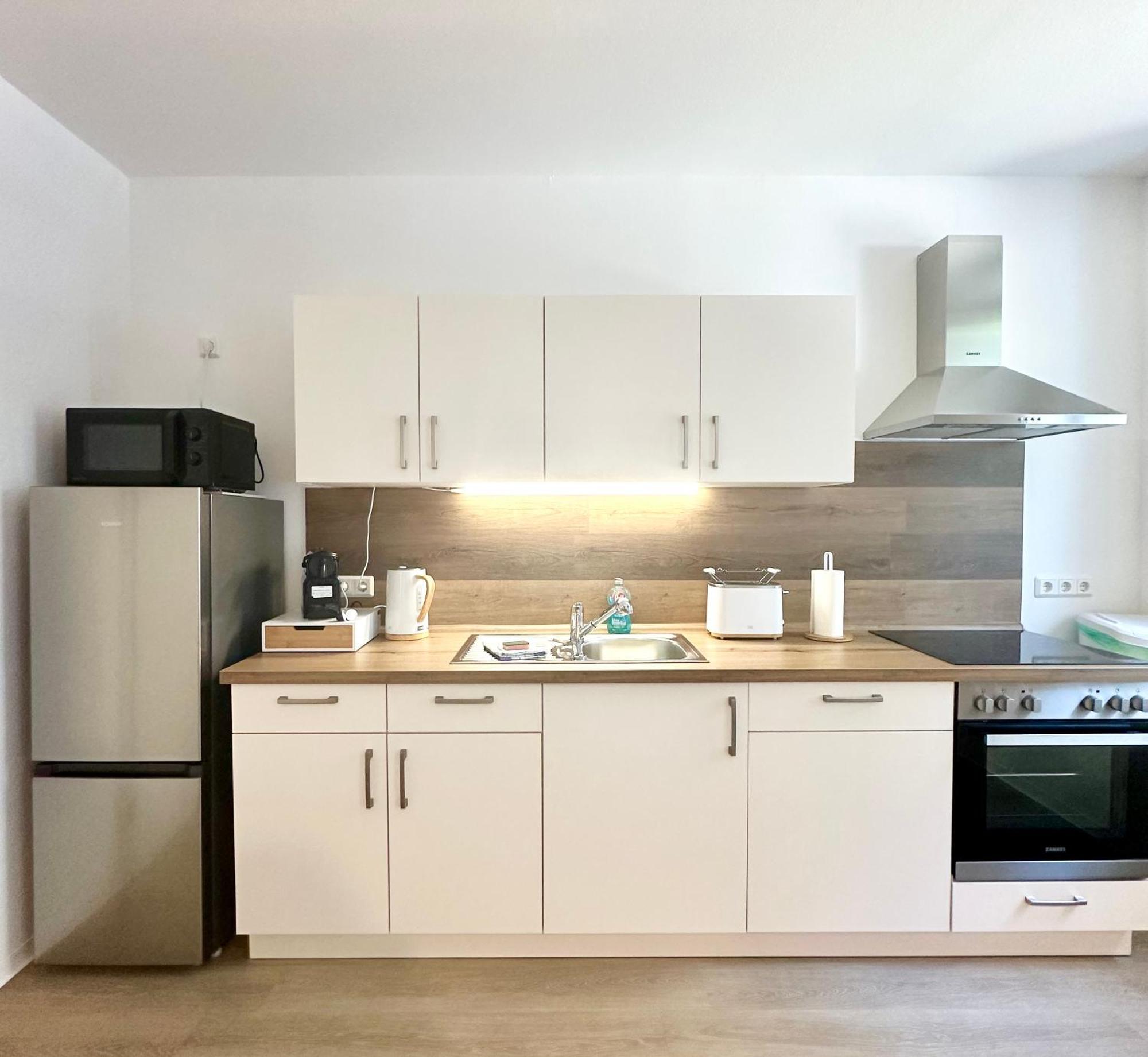 Modernes Apartment Mit Queensize-Bett, Netflix, Kueche, Erdgeschoss, Naehe Ameos Klinik Aschersleben Exterior photo