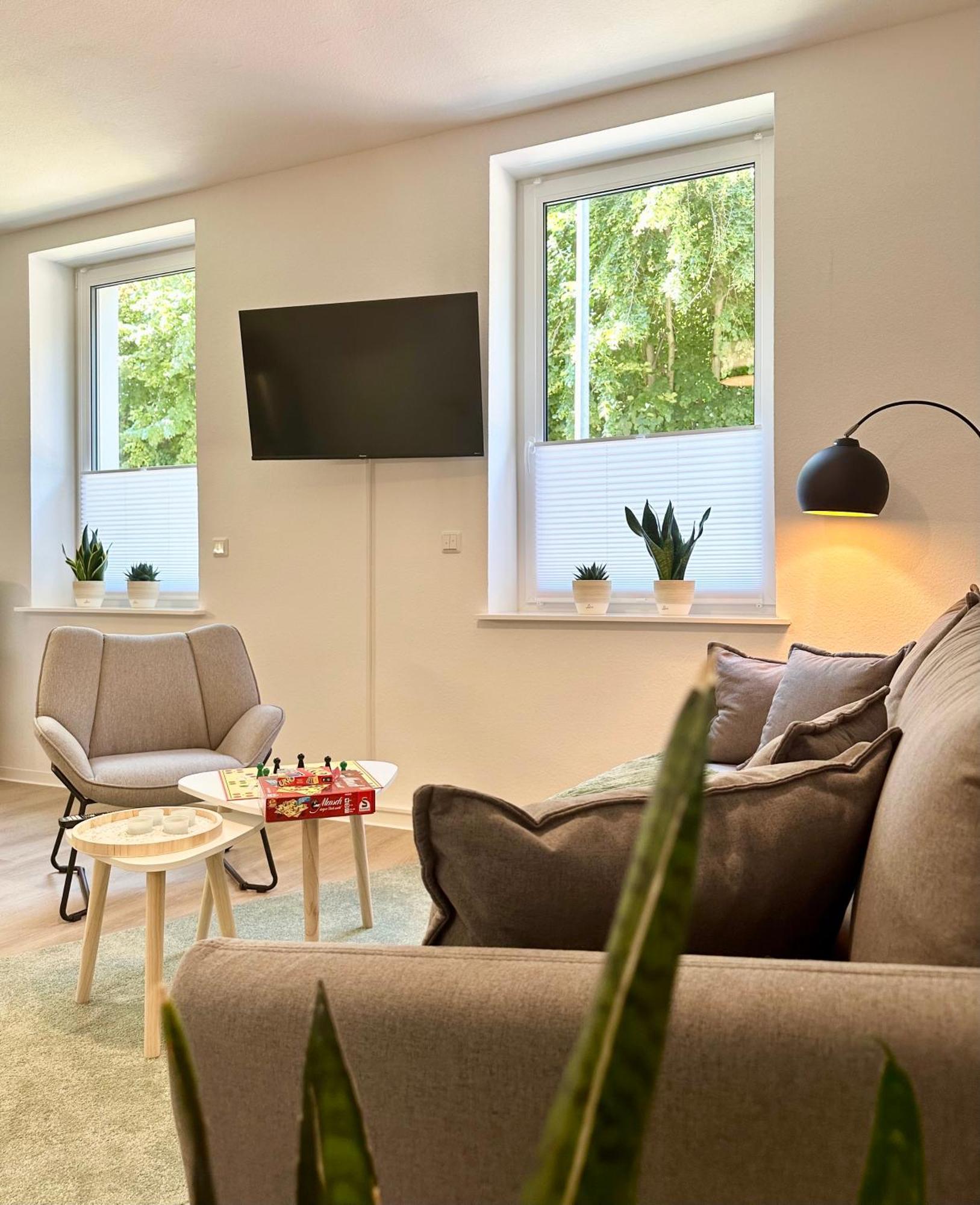 Modernes Apartment Mit Queensize-Bett, Netflix, Kueche, Erdgeschoss, Naehe Ameos Klinik Aschersleben Exterior photo